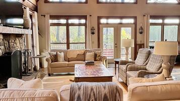 Smart TV, chimenea, futbolito y tenis de mesa
