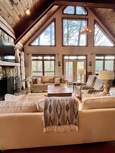 Splendid Lake Toxaway home on golf course - golf cart/walk to Marina in minutes!