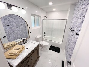 Combined shower/tub