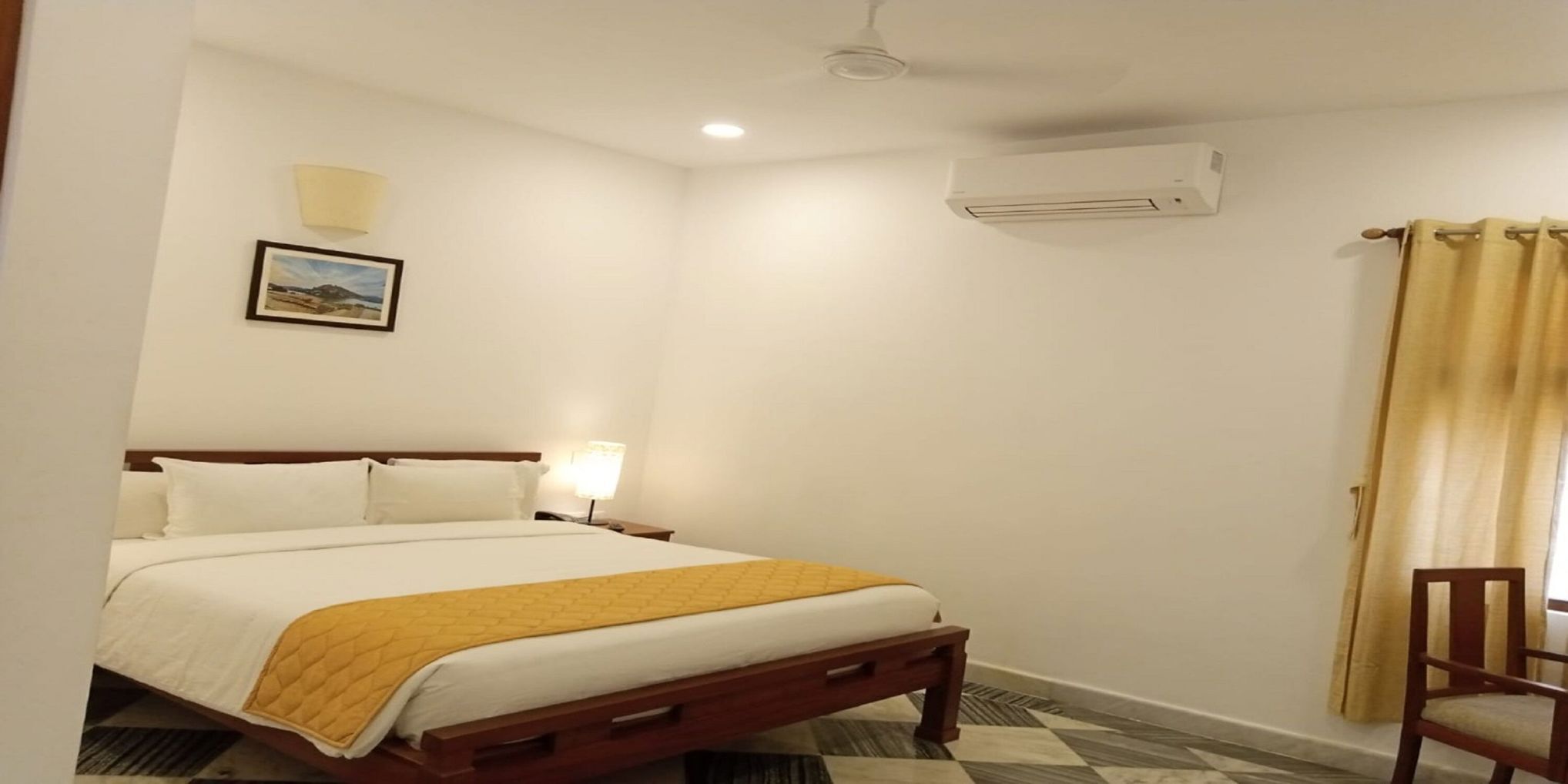Escritorio, wifi gratis y ropa de cama 