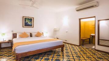 Escritorio, wifi gratis y ropa de cama