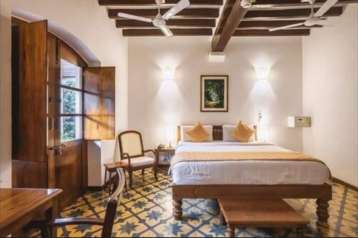 Royal Room | Desk, free WiFi, bed sheets