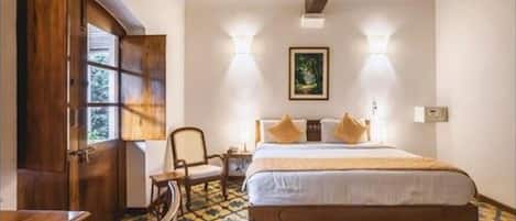 Royal Room | Desk, free WiFi, bed sheets