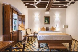 Kamar Royal | Meja kerja, Wi-Fi gratis, dan seprai linen