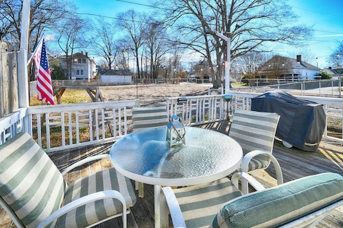 ✨ Cozy Cottage: Minutes from Main St. Fenced in Backyard! ✨