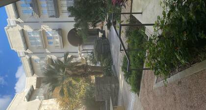 Luxury short let large one bed condo