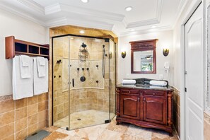 Ensemble douche/baignoire, sèche-cheveux, serviettes fournies