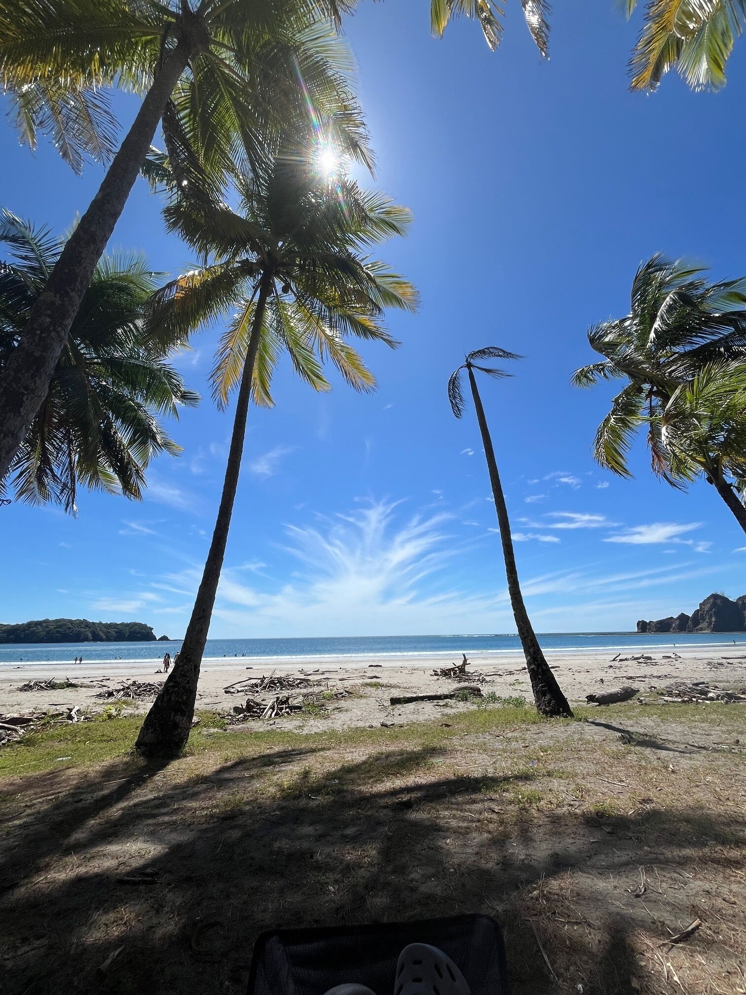 Una playa cerca, sillas reclinables de playa, toallas de playa