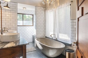 أحواض استحمام، دُش غزير، مجففات شعر، مناشف