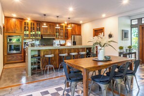 Dining - Private, spacious, well-equipped & luxurious retreat. Perfect for large groups. (Sámara)