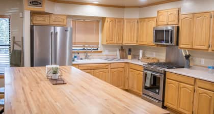 Dogs welcome - Gorgeous, Spacious Cabin in the Pines