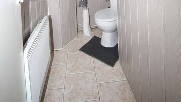 Suihkun ja ammeen yhdistelmä, hiustenkuivaaja, pyyhkeet