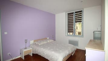 2 bedrooms, iron/ironing board, WiFi, bed sheets