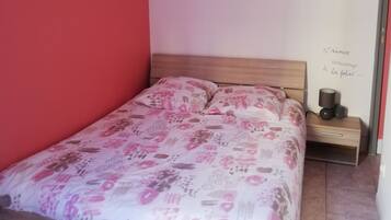 2 Schlafzimmer, BĂŒgeleisen/BĂŒgelbrett, Internetzugang, BettwĂ€sche