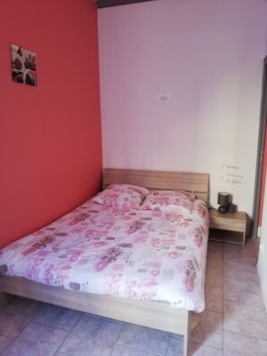 2 bedrooms, iron/ironing board, Internet, bed sheets