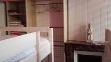 2 quartos, ferros/tábuas de passar roupa, acesso à internet