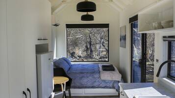 1 bedroom, bed sheets