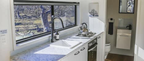 Réfrigérateur, un four, surface de cuisson, bouilloire électrique