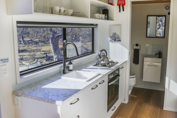 Fridge, oven, stovetop, electric kettle