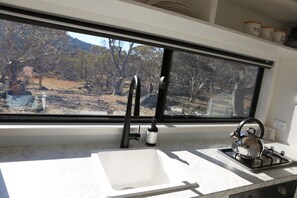 Refrigerador, horno, parrilla de estufa y tetera eléctrica