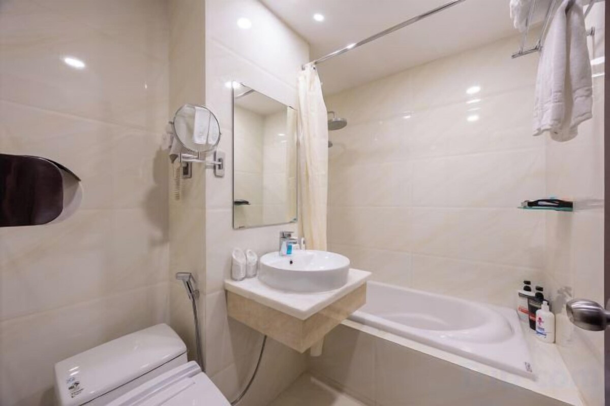 Bathroom | Combined shower/bathtub, free toiletries, hair dryer, bathrobes