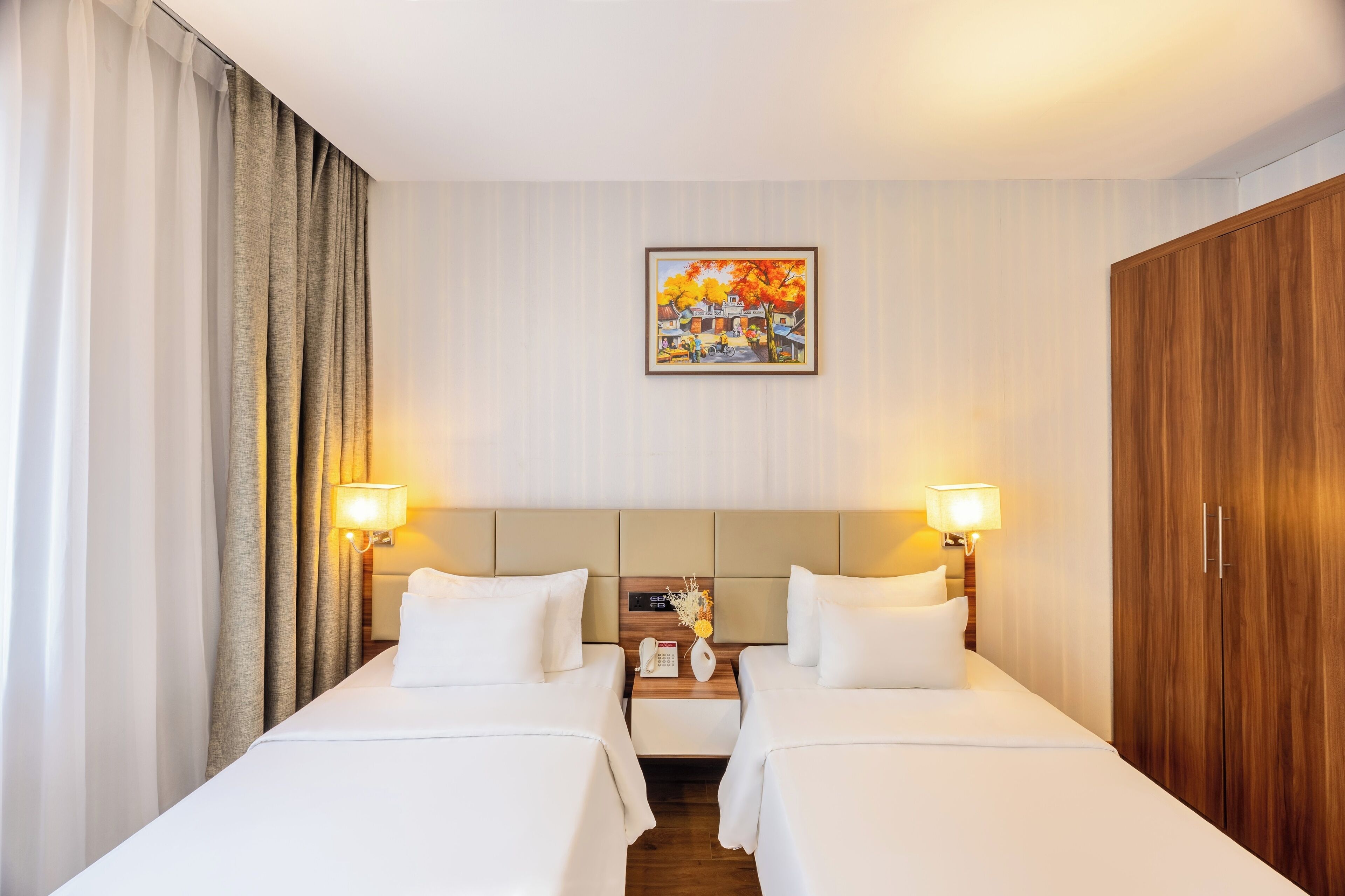 Premium Room | Minibar, in-room safe, blackout drapes, iron/ironing board