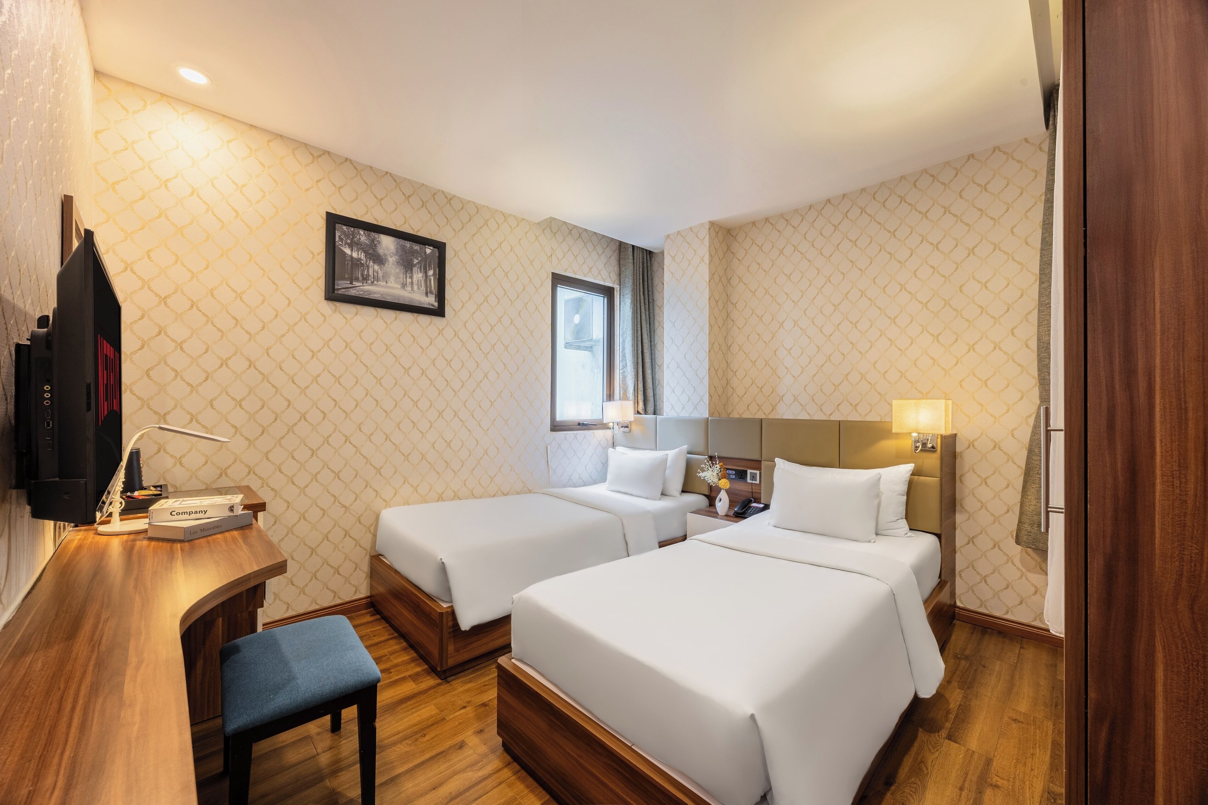 Deluxe Room | Minibar, in-room safe, blackout drapes, iron/ironing board