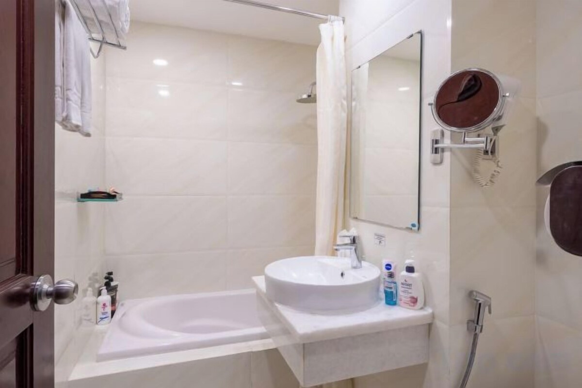 Bathroom | Combined shower/bathtub, free toiletries, hair dryer, bathrobes