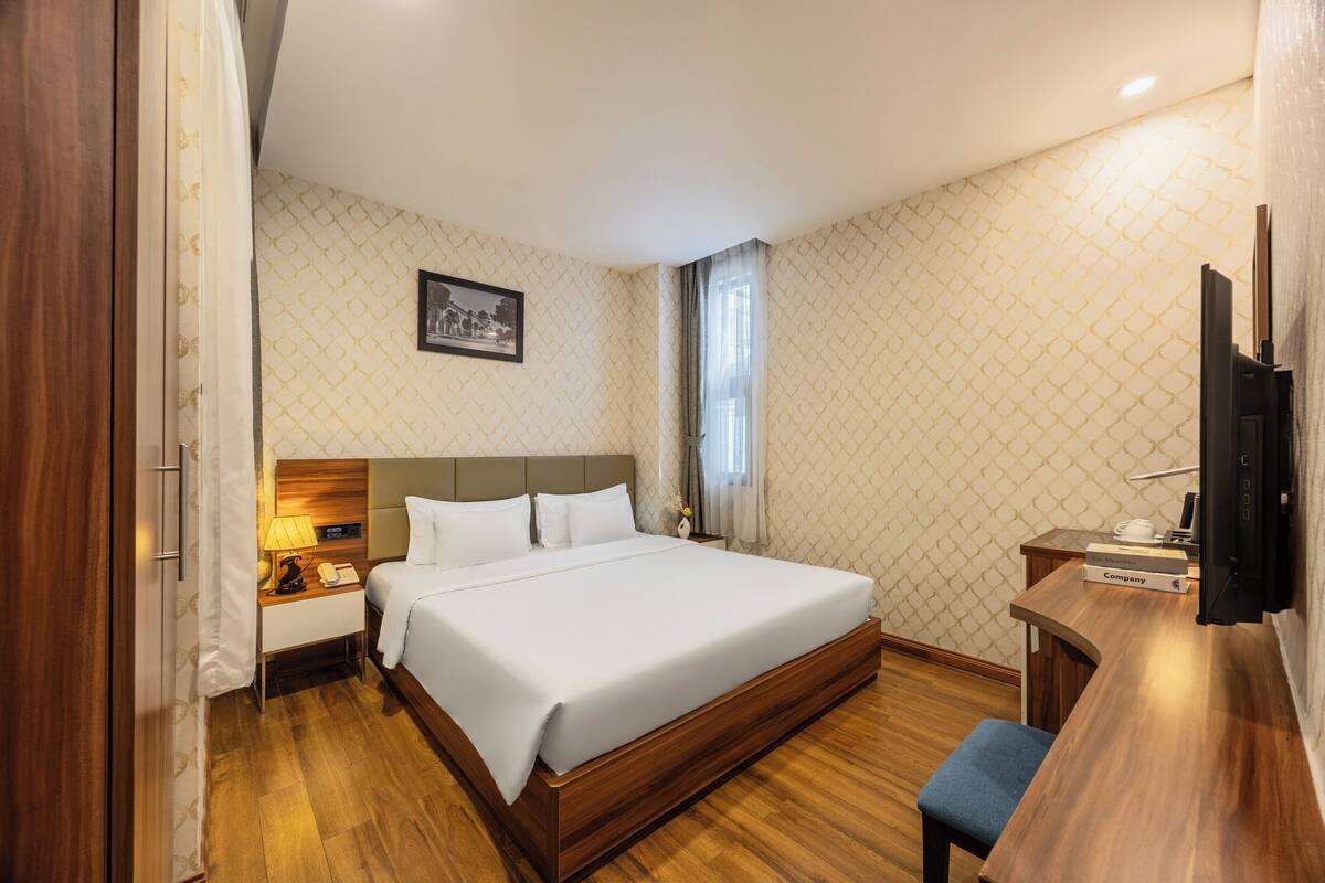 Deluxe Double Room | Minibar, in-room safe, blackout curtains, iron/ironing board