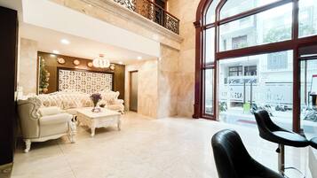 Coin salon dans le hall