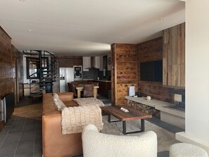 Televisie en een open haard