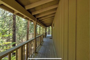 Property grounds - Gorgeous 3 bedroom cabin with Garage parking and Tesla supercharger close by (Arnold)