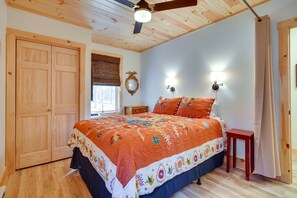 2 bedrooms, desk, free WiFi, bed sheets - "Singing Pines" Newly Built Vacation Rental (Greig)