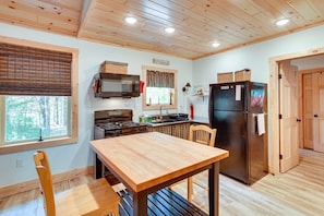 Fridge, microwave, oven, stovetop - "Singing Pines" Newly Built Vacation Rental (Greig)