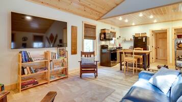 Älytelevisio, takka, kirjoja