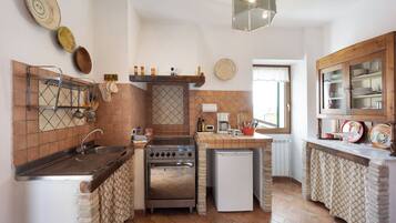 Kühlschrank, Ofen, Herdplatte, Wasserkocher mit Kaffee-/Teezubehör