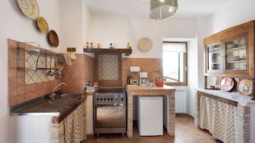 Réfrigérateur, four, plaque de cuisson, cafetiÚre/bouilloire