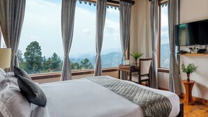 Elite kamer | Luxe beddengoed, een minibar, een bureau, een laptopwerkplek