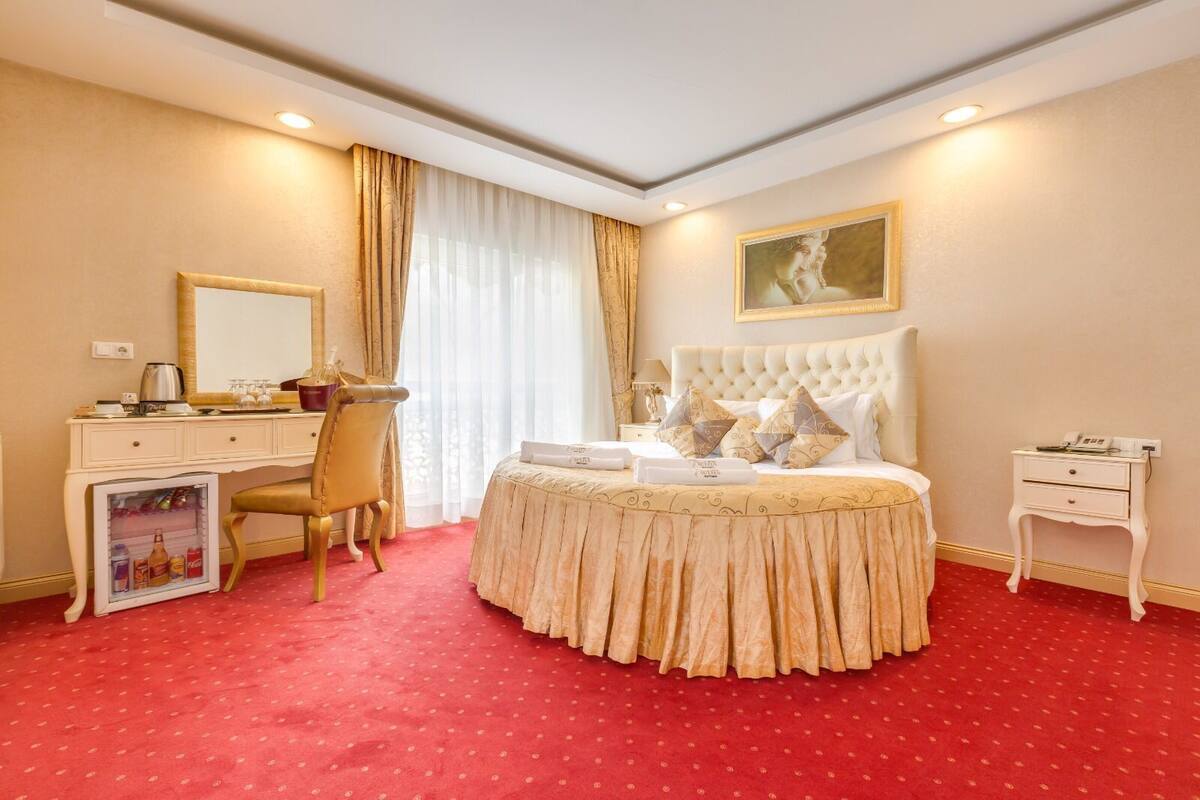 Deluxe Double Room | Katil Select Comfort, bar mini, peti besi dalam bilik 