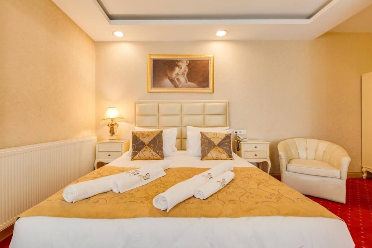 Standard Double Room | Katil Select Comfort, bar mini, peti besi dalam bilik 