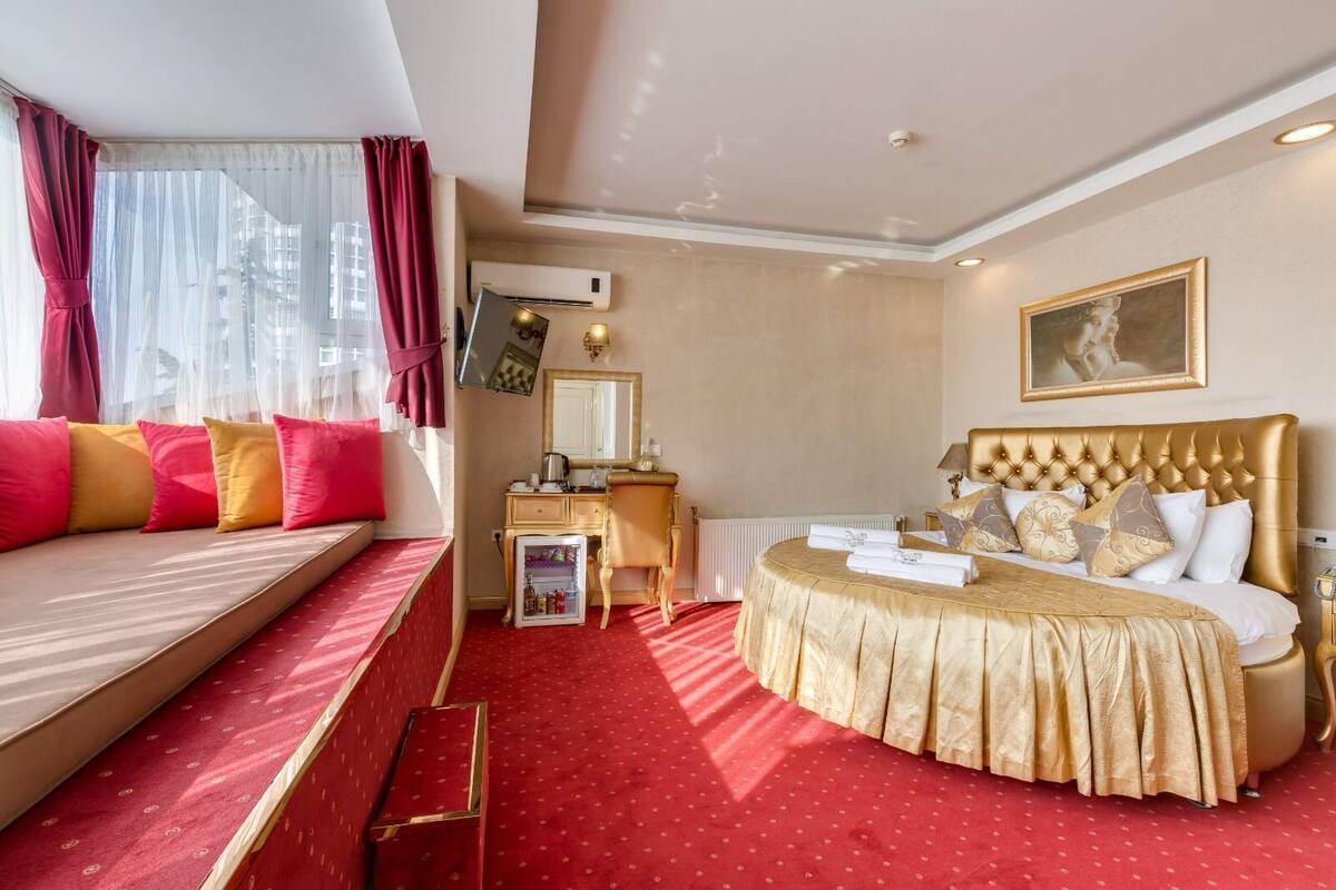 Romantic Double Room | Katil Select Comfort, bar mini, peti besi dalam bilik 