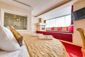 Quarto casal romântico | Camas Select Comfort, frigobar, cofres nos quartos