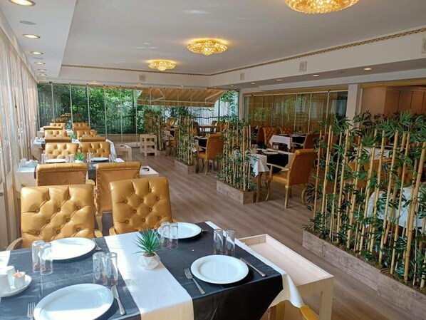 Télévision de 42 pouces avec chaînes par satellite, cheminée