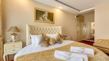 Deluxe Double Room | Select Comfort beds, minibar, in-room safe, laptop workspace