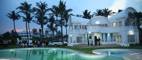 Una piscina al aire libre