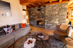 Télévision, cheminée, baby-foot