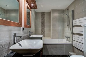 Combined shower/bathtub