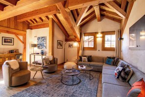 Télévision, cheminée, baby-foot