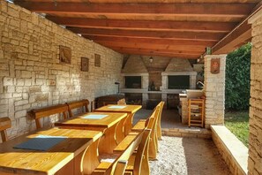 Outdoor dining - Holiday flat with large pool in medieval Bale (Bale)