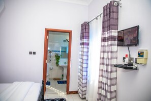 4 bedrooms, WiFi, wheelchair access - Private room in a villa - located in Sinza (Dar es Salaam)